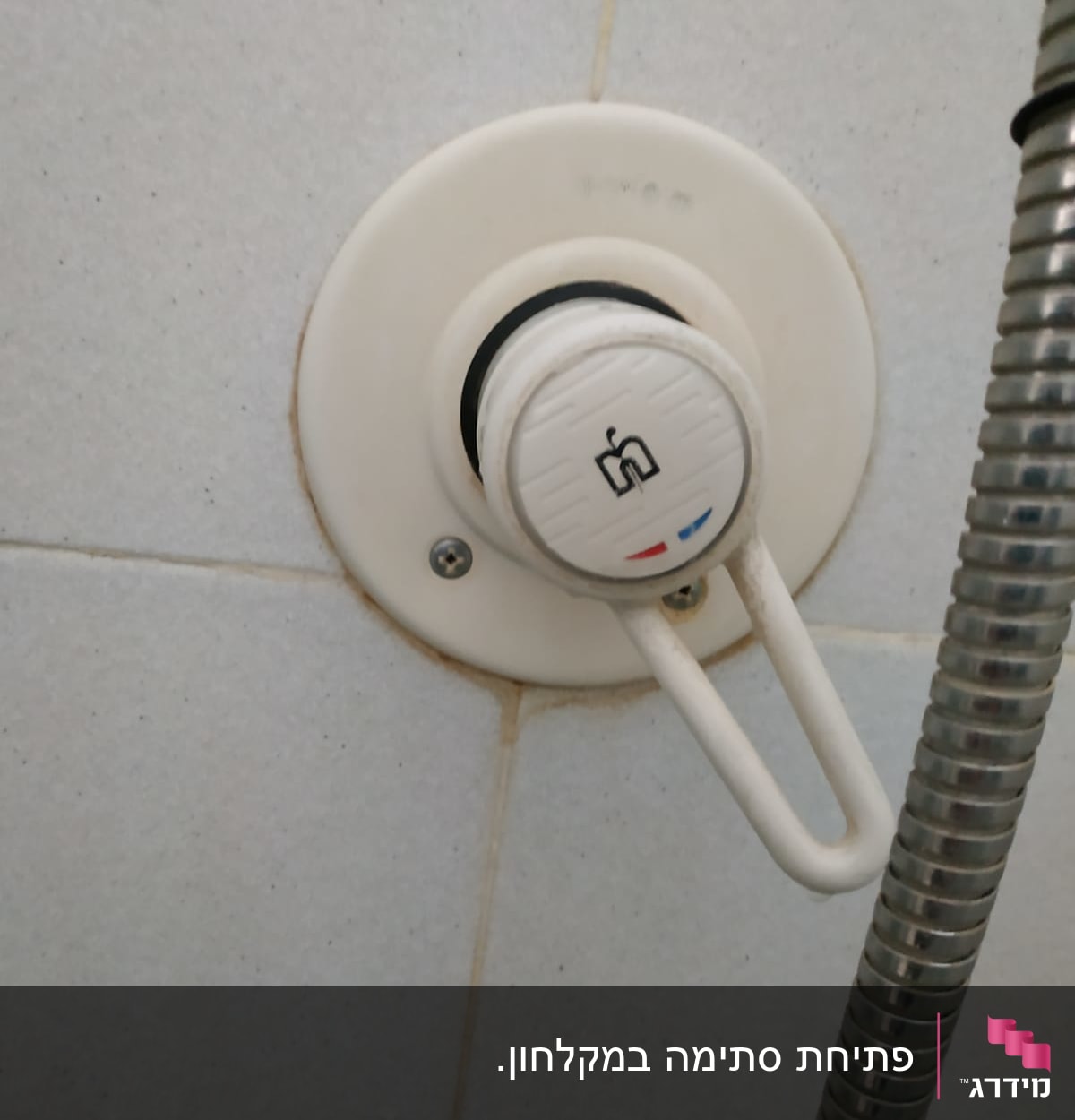 ברז מים עם ידית וכיתוב חם קר